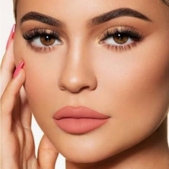 Kylie QUEEN Nude Lipstick - Picture 1 of 3